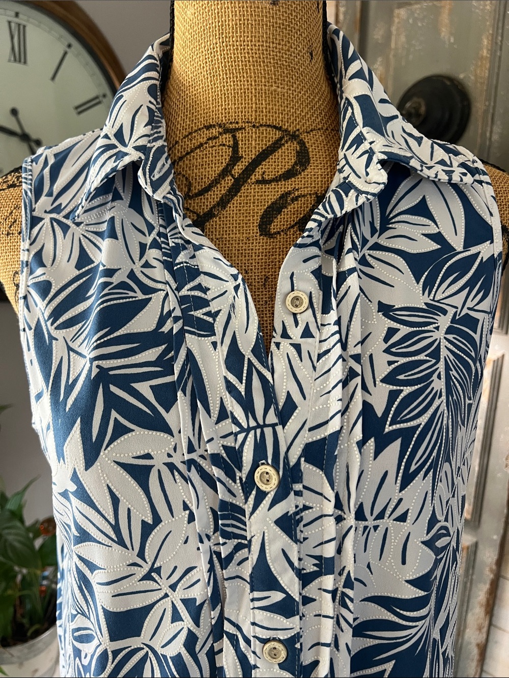 Sleeveless Navy and White Leaf-Print Button-Front Shirt - Picture 2 of 5